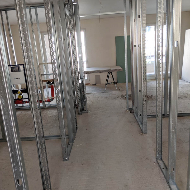 Structură dublă din profile metalice pentru integrarea instalațiilor