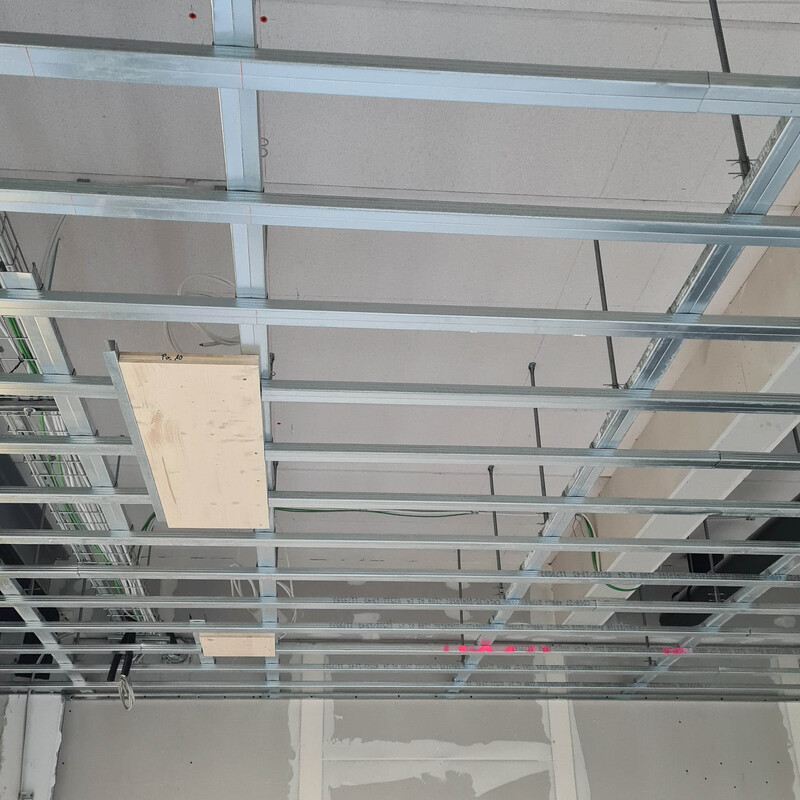 Structură pentru tavan cu întăritură specială destinată montajului de lămpi.