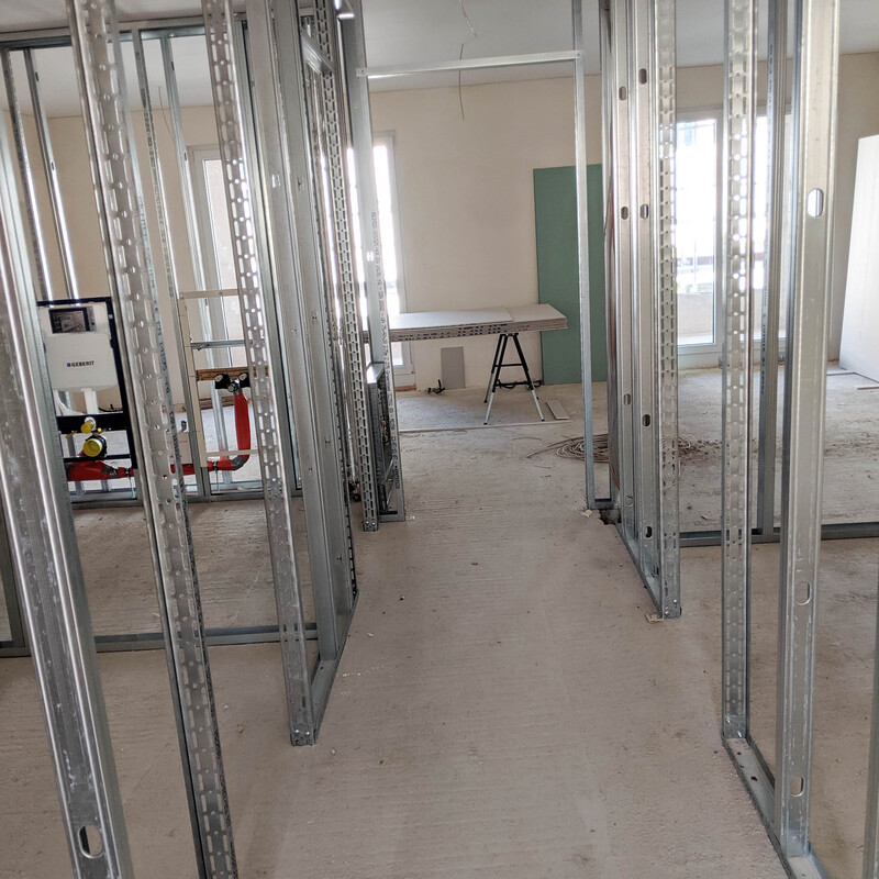 Montaj profile metalice și panouri de rigips pentru pereți despărțitori