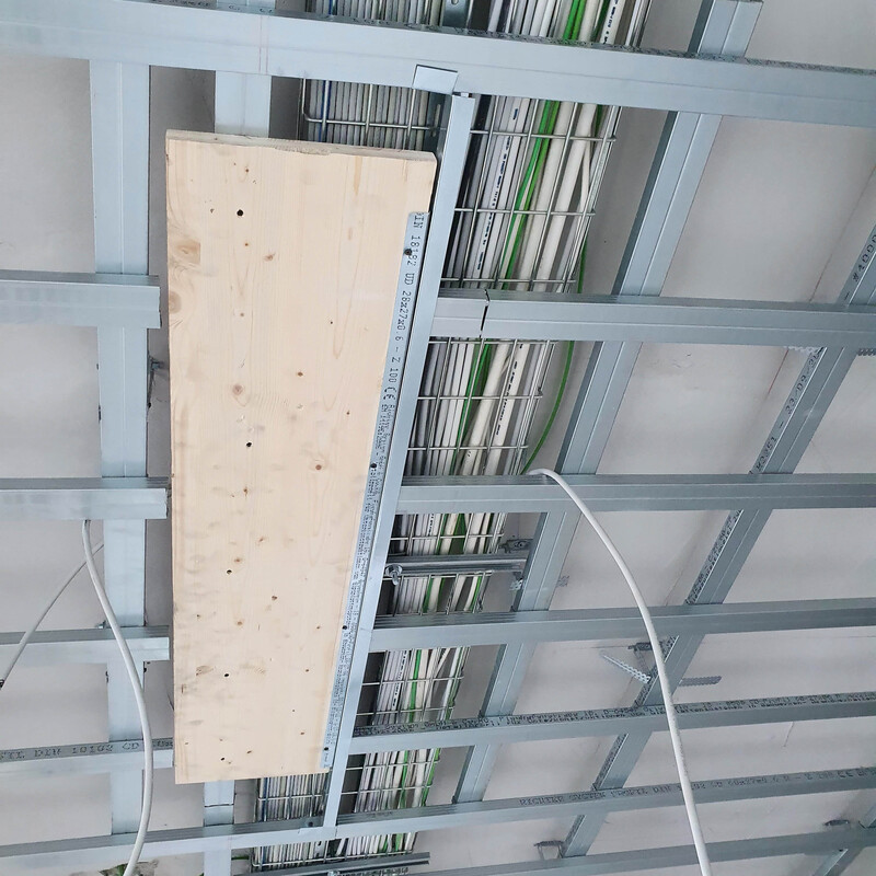 Structură pentru tavan cu întăritură specială destinată montajului de lămpi.